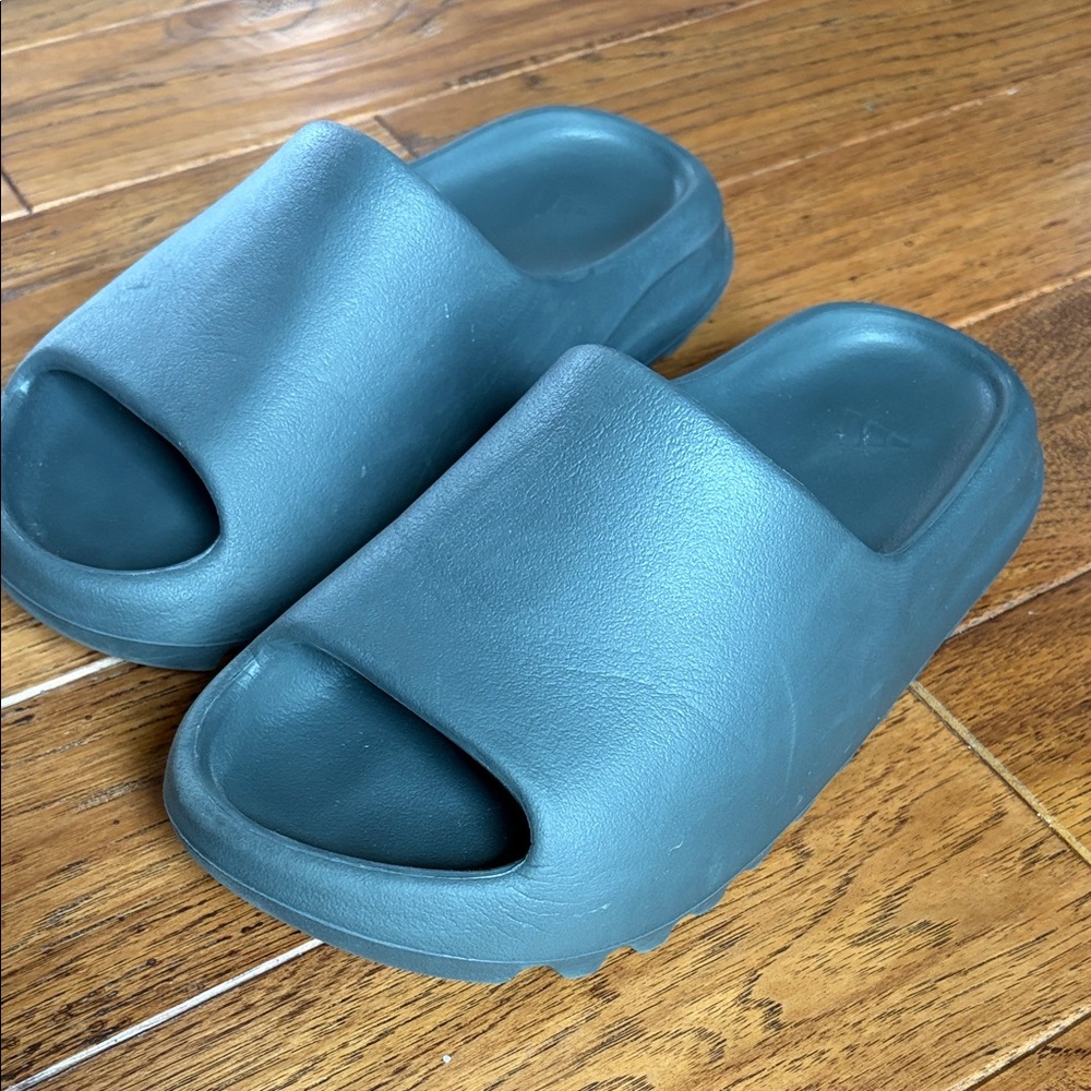 Yeezy Slide size 5
Great condition!